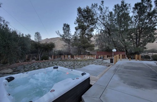 Kernville House | Mountain Views & Hot Tub! 3BR House in Kernville
