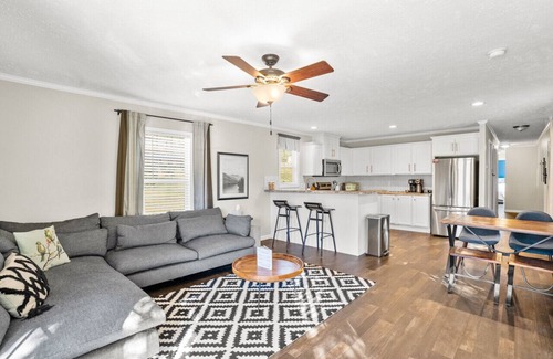 Candler House | Mountain Views, Hot tub & Fire Pit @ Bluebird Cottage