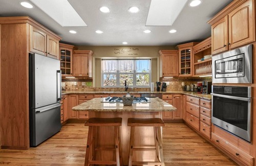 Monument House | Mountain Views | Hot Tub | Two Game Rooms
