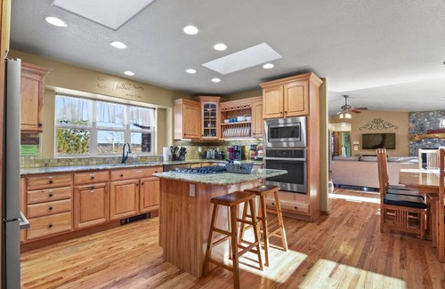 Monument House | Mountain Views | Hot Tub | Two Game Rooms