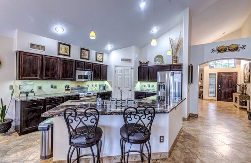 Rancho Vistoso House | MOUNTAIN VIEWS, KOI POND, HOT TUB, POOL, 1GIG WIFI, 1/2 mile Starbucks/Safeway!