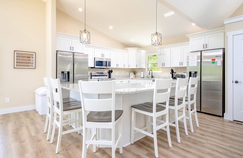 La Follette House | Mountain Views, Lake access, Brand new 6 BR 5Bath, Sleeps 18Pet Friendly
