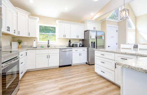 La Follette House | Mountain Views, Lake access, Brand new 6 BR 5Bath, Sleeps 18Pet Friendly