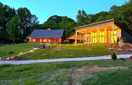 Dahlonega House | Mountain Views/New Barndominium/16+ppl/Mins to Downtown & Wineries/2 Sep Homes