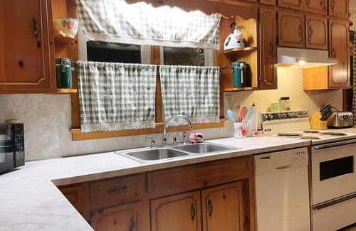 Luray House | Mountain views, Pet Friendly, Group and Family Friendly!