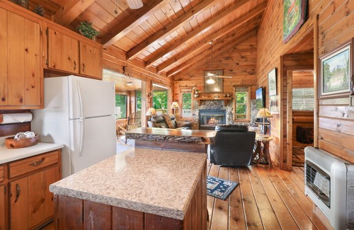 My Mountain Cabin | Mountain Views! Romantic, cozy luxury cabin; Hot tub, wifi, Sat TV, mins from BR