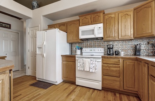 Northeast Colorado Springs House | *Mountain Views* Deck, Grill & Hot Tub*