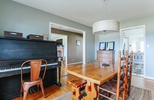 Waynesboro House | Mountain Vista: Game Room + Views