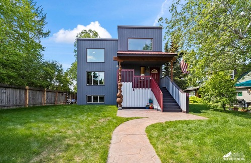 Fairview Apartment | Mountain Vista Penthouse Huge 2BR w/views+jet tub