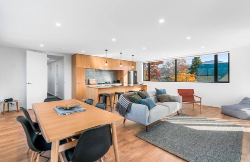 Lowburn House | Mountain Vistas - Cromwell Upstairs Apartment