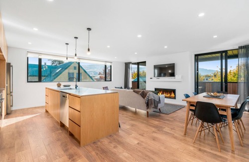 Lowburn House | Mountain Vistas - Cromwell Upstairs Apartment