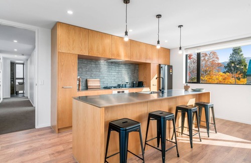 Lowburn House | Mountain Vistas - Cromwell Upstairs Apartment