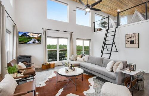Florissant Ski Chalet | Mountain & Water View, Hot Tub, Loft+3BR, Dog OK, New