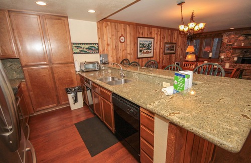 Mammoth Lakes Condo | Mountainback #49, Den