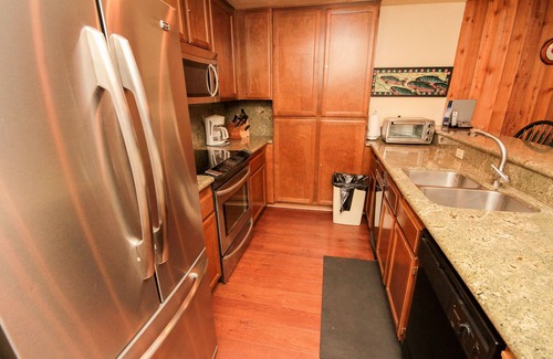 Mammoth Lakes Condo | Mountainback #49, Den