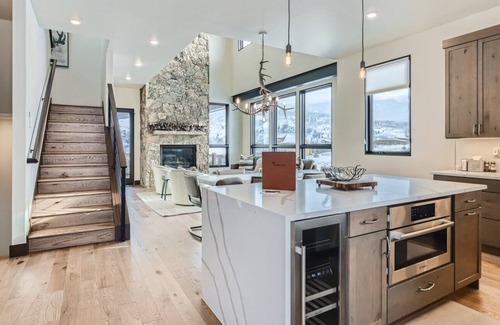 Silverthorne House | Mountaineers Landing - Private Hot Tub & Amazing Mountain Views!