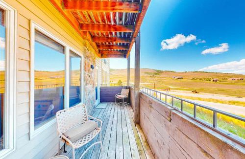 Silvercreek Apartment | Mountainside 001