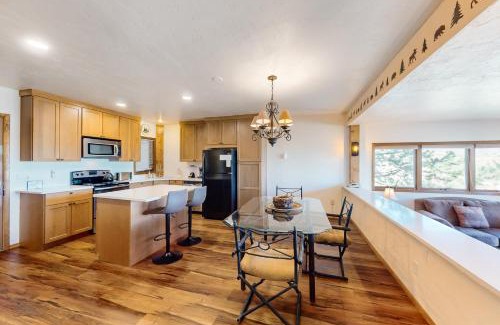 Silvercreek Apartment | Mountainside 001