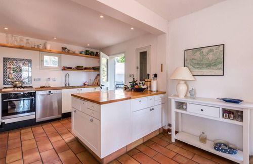 Merindol House | Mountainside 5 bed villa with 6m by 12m swimming pool in the Luberon Valley.