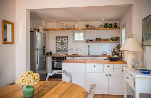 Merindol House | Mountainside 5 bed villa with 6m by 12m swimming pool in the Luberon Valley.