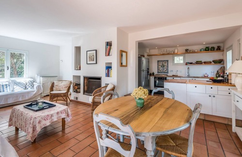 Merindol House | Mountainside 5 bed villa with 6m by 12m swimming pool in the Luberon Valley.