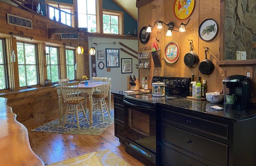 Jackson House | Mountainside Bliss on Black! Hike, Ski, Dine, Music just outside door!