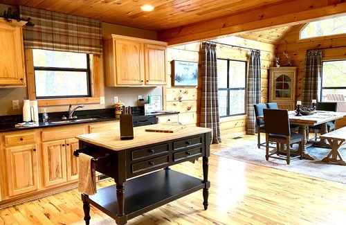 Clarkesville Cabin | Mountainside cabin minutes from Helen, downtown Clarkesville and Yonah Mountain.