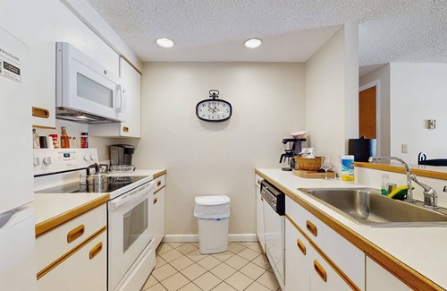 Lincoln Condo | Mountainside condo w/pool, gym & rec room: walk to ski lift & town