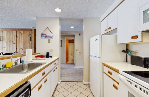 Lincoln Condo | Mountainside condo w/pool, gym & rec room: walk to ski lift & town