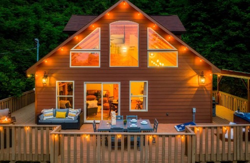 Chalet Village North Ski Chalet | Mountainside - New Luxury Cabin-Fire Table-Hot Tub-3 Pools-PS5-Bears