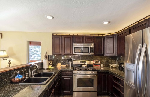 Brockway House | Mountainside Overlook | Lake Views, Tree House & Hot Tub