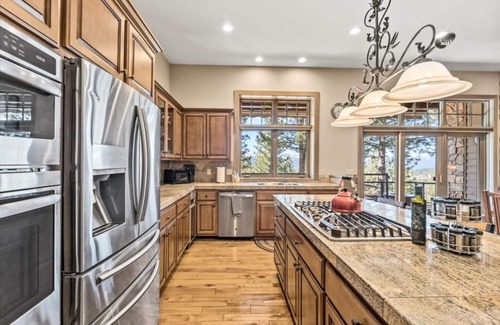 Gold Mountain House | Mountaintop Cabin Hot Tub Views Family Golf