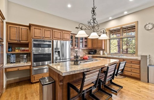 Gold Mountain House | Mountaintop Cabin Hot Tub Views Family Golf
