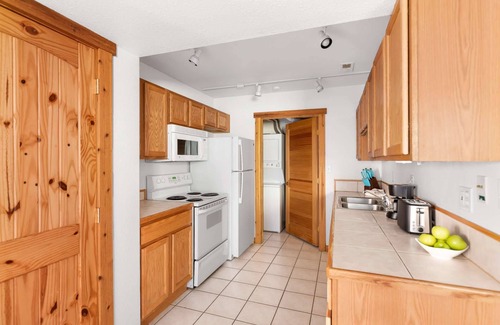 Saint Mary's Condo | Mountaintop condo | 20 mins to downtown Miner Street | walk to trailhead "St Mary's Glacier Getaway"