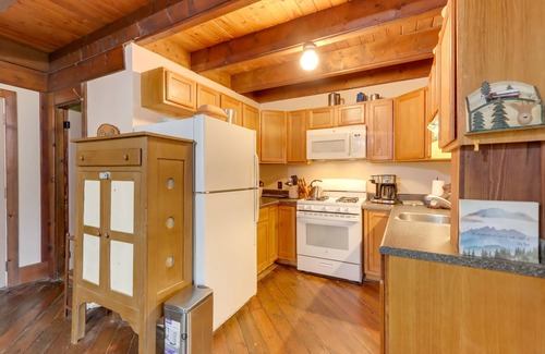 Ellijay Cabin | Mountaintop Ellijay Cabin w/Private Hot Tub