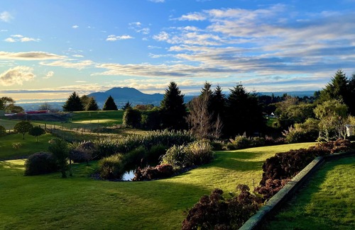 Acacia Bay House | Mountviews Lodge - Acacia Bay Holiday Home
