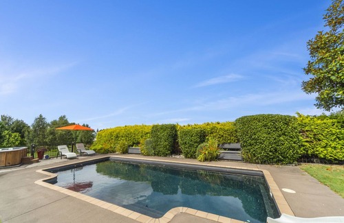 Acacia Bay House | Mountviews Lodge - Acacia Bay Holiday Home