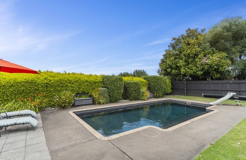 Acacia Bay House | Mountviews Lodge - Acacia Bay Holiday Home