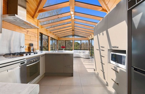 Acacia Bay House | Mountviews Lodge - Taupo