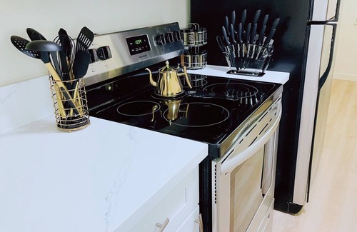Central Sacramento Apartment | Movie Lover’s Themed Home! Queen suite + Snacks Included + HUGE TV!