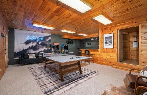Massanutten House | Movie Theater Arcade Hot Tub Grill Views