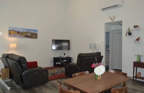 Arvada Cottage | Movies in the Mountains Guest House
