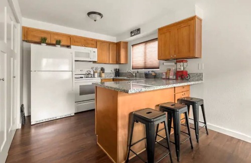 Aloha Apartment | Movies on Merlo: 3 Bed 2 Bath with Movie Projector