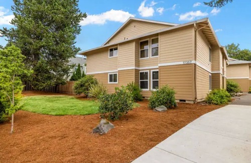 Aloha Apartment | Movies on Merlo: 3 Bed 2 Bath with Movie Projector