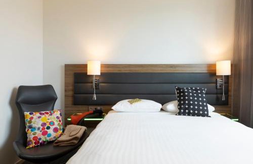 Roissy-en-France Hotel | Moxy Paris Charles de Gaulle Airport