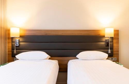Roissy-en-France Hotel | Moxy Paris Charles de Gaulle Airport