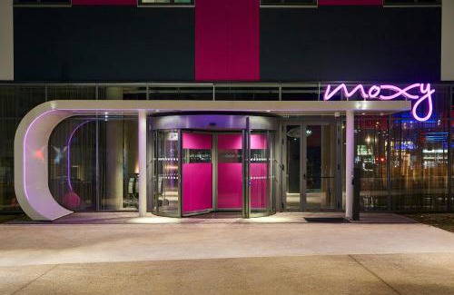Roissy-en-France Hotel | Moxy Paris Charles de Gaulle Airport