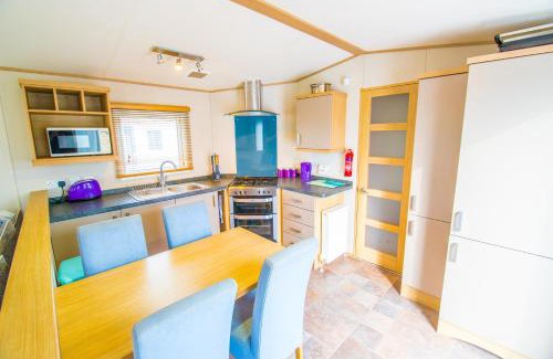 Camber Resort | MP639 - Camber Sands Holiday Park - 3 Bedroom - Sleeps 8 - Large gated decking - Close to facilities