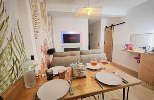 Cancale Apartment | MRODBNB - Appart Neuf - Aperçu Mer - 25m Plage & Resto - Ciné - cheminée - Popcorn