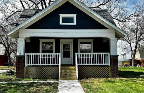 Hamilton Apartment | Mrs. Hughes Cottage - 2 bedroom House w/parking